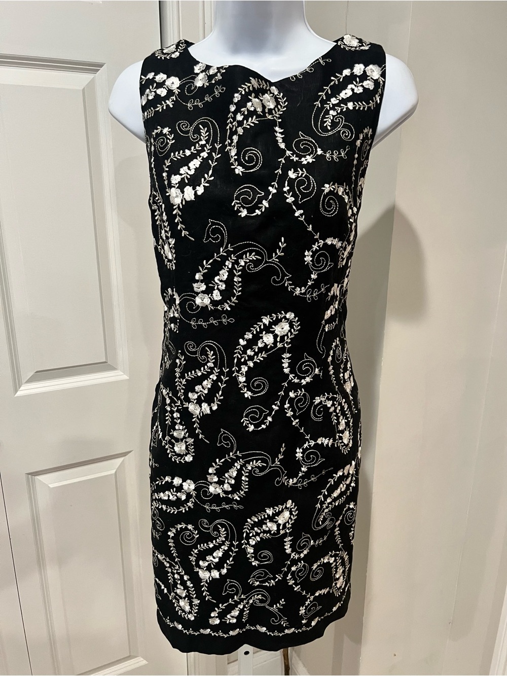 Liz Claiborne Petite Black and White Floral Sheath Embroidered Dress